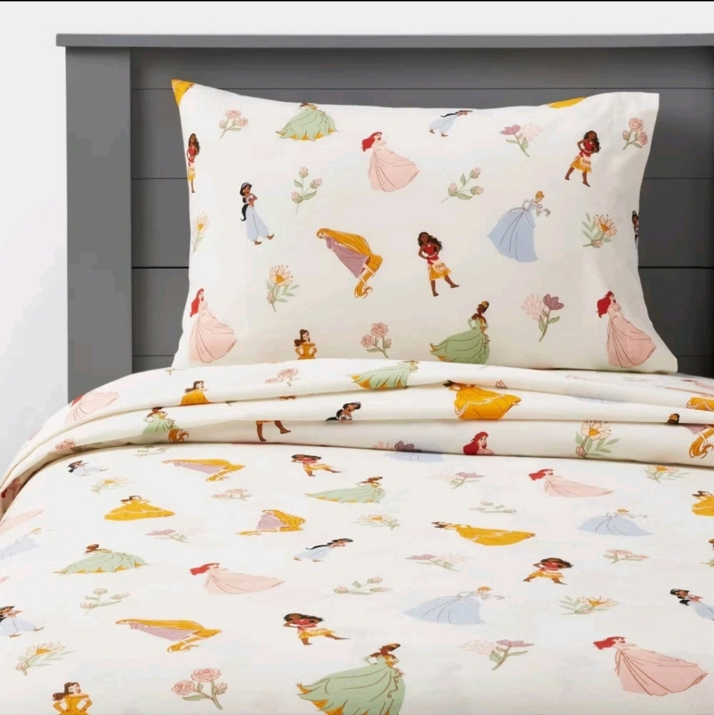 Pillowfort Cream Sheet Set with Multicolor Pastel Princesses